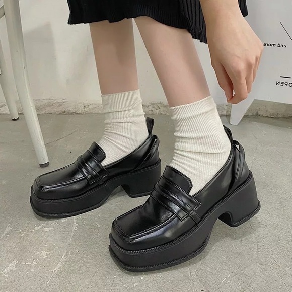 Shoes - black square toe platform loafers 🖤